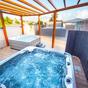 Jacuzzis Et Piscine Au Centre De Appartement